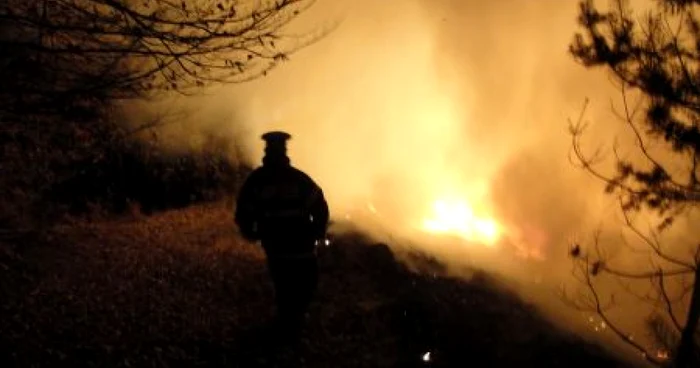 Pompierii au localizat incendiul şi acţionează acum pentru stingerea lui