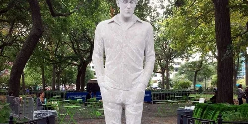 snowden statuie