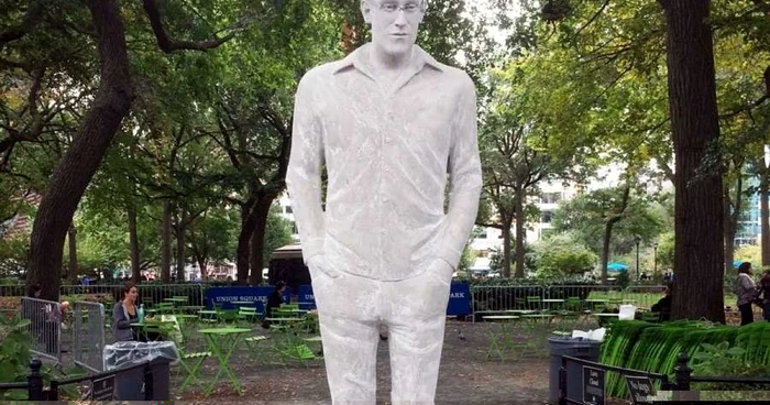 Statuia lui Eduward Snowden din Union Square Park din New York