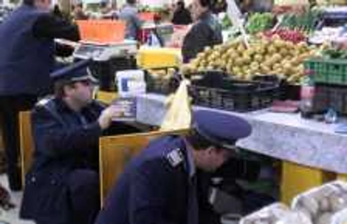 Poliţiştii au scotocit tarabele în căutarea mărfii de contrabandă.