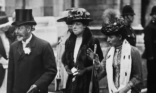 Regele George V, cu mama sa Regina Alexandra și cu fosta Împărăteasă Maria a Rusiei, Maria Feodorovna   GettyImages 1493484470 jpg