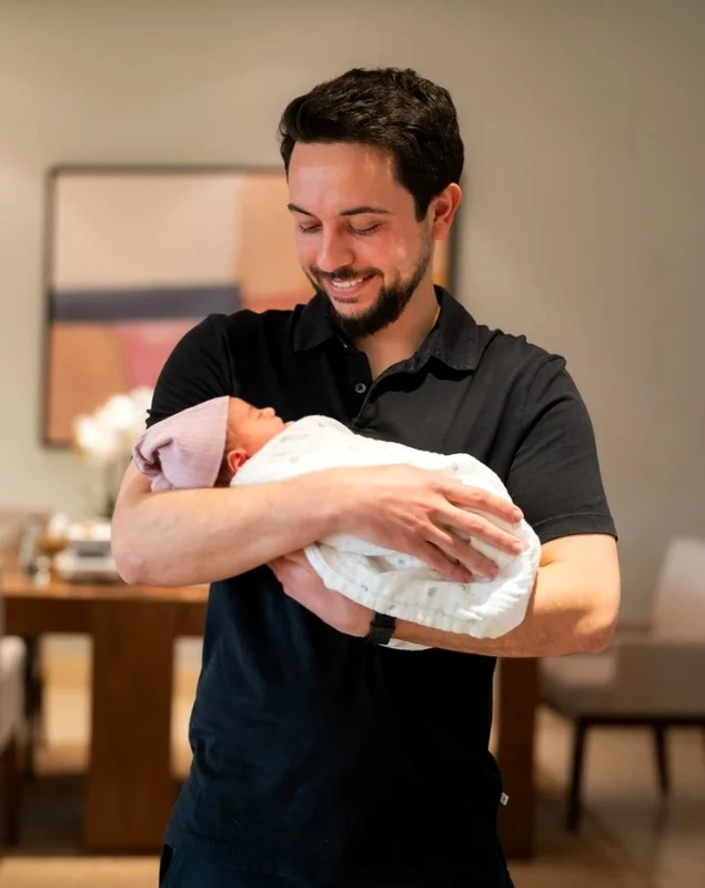 Prințul Hussein al Iordaniei cu Prințesa Amina în brațe