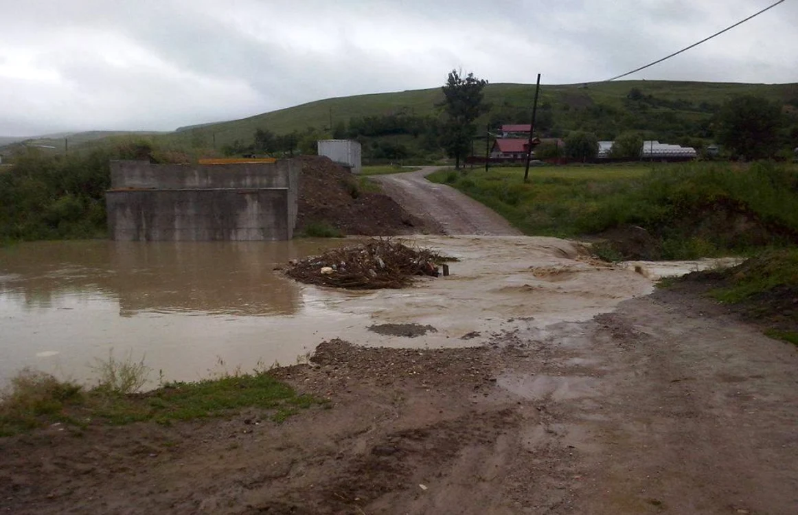 Podul construit de societatea Transmir a fost luat de ape FOTO Facebook