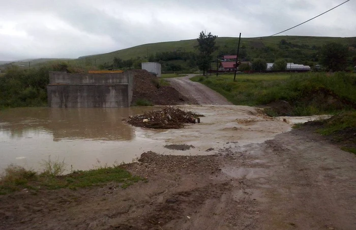 Podul construit de societatea Transmir a fost luat de ape FOTO Facebook