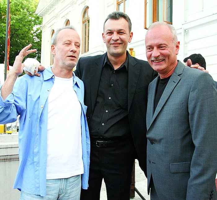 
    Dragoş Stoica de la  Divertis a venit la  Premiile Vip cu mâna bandajată  