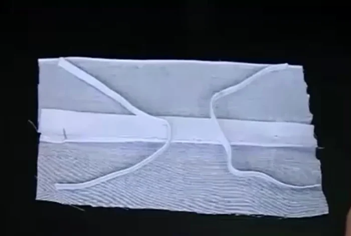 E nevoie de două bucăți de material și de elastic