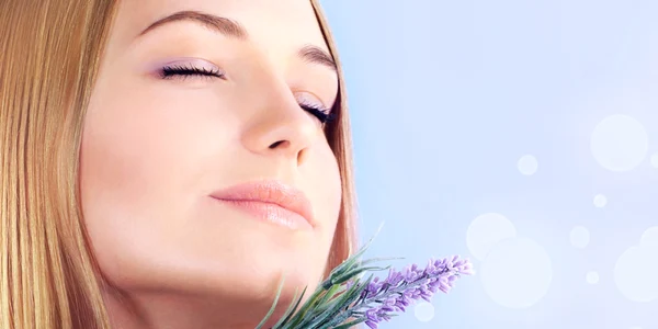 aromaterapie cu levantica foto shutterstock