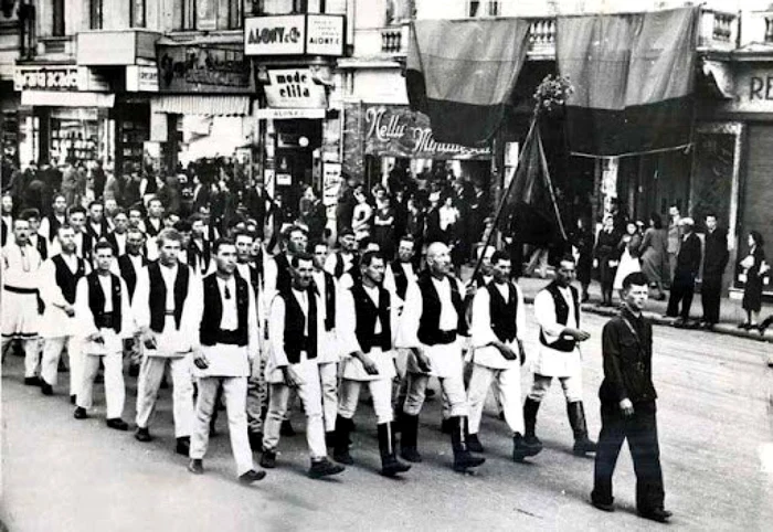 Defilare a Gărzii de Fier prin Bucureşti. Foto: muzeuldefotografie.ro
