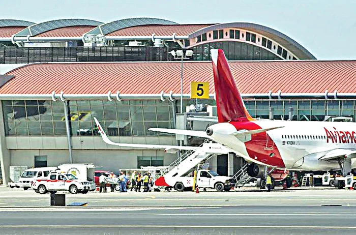Corpul neînsuflețit al românului  este scos din avion și transferat  în mașina medicilor legiști