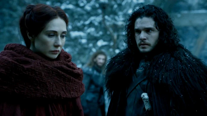 Melisandre, interpretată de actriţa daneză Carice van Houten, alături de Jon Snow, jucat de actorul englez Kit Harington FOTO HBO