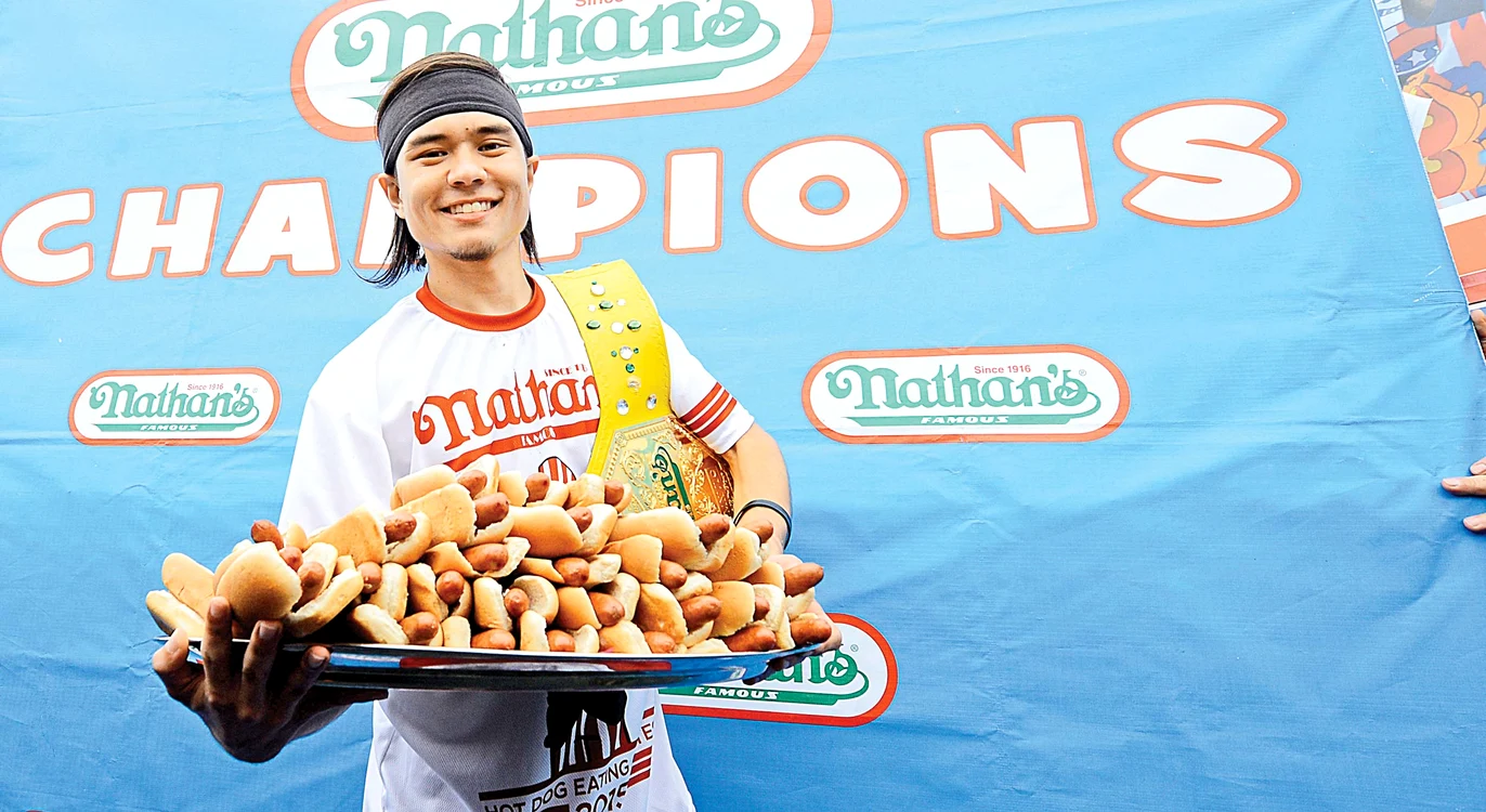 
    Matt Stonie şi cei 62 de hot-dogi care au dispărut între fălcile lui într-o clipităFoto: Guliver, Splash news  