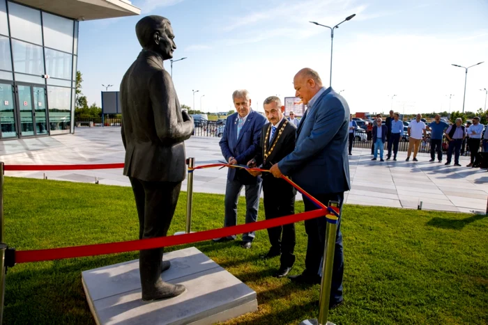 Statuia lui Traian Vuia de pe Aeroportul Timişoara