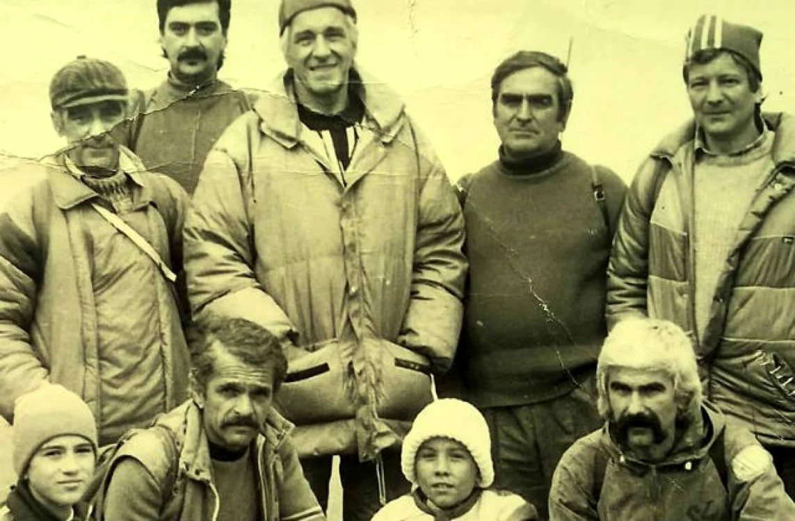 Sergiu Nicolaescu alături de salvamontiştii din Buşteni, figuranţi în filmul ”Chemarea aurului”, turnat în mare parte pe platoul Bucegilor  FOTO Gheorghe Haiduc