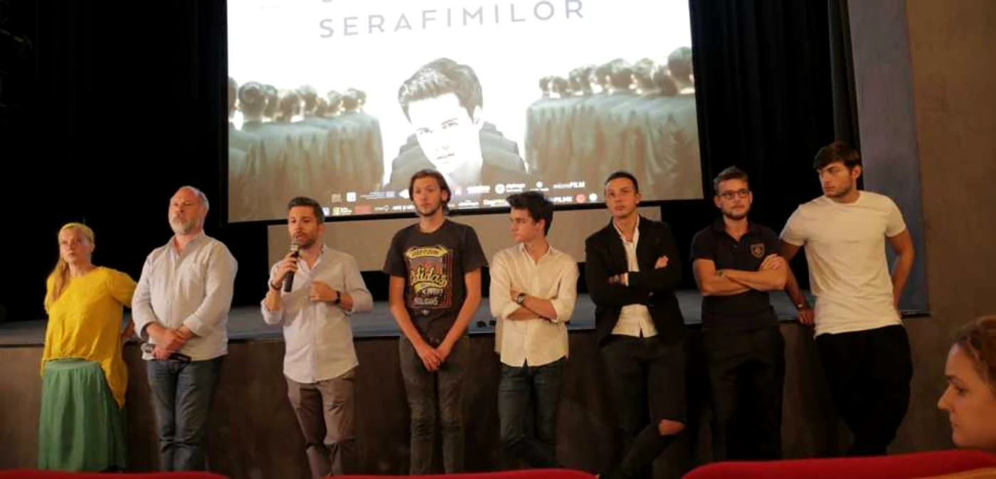 Producătorul Ada Solomon, regizorul Daniel Sandu şi protagoniştii filmului „Un pas în urma serafimilor”   FOTO: Nick Cara