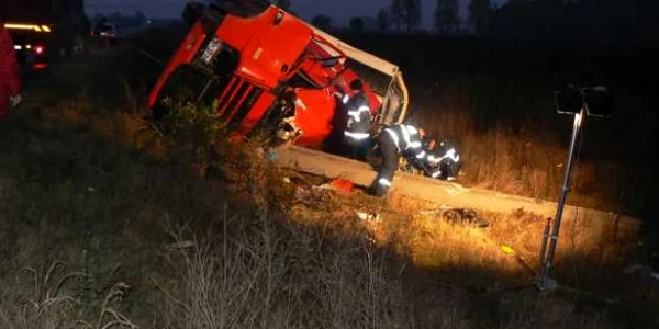 Tirul în care se aflau cei doi cetăţeni bulgari s-a răsturnat în această dimineaţă. 