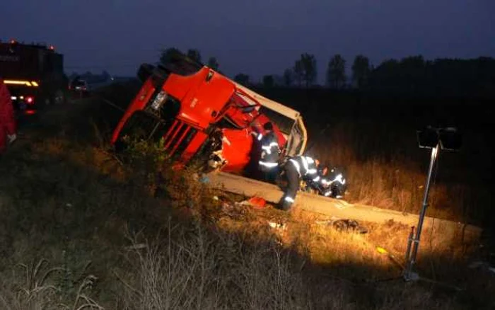 Tirul în care se aflau cei doi cetăţeni bulgari s-a răsturnat în această dimineaţă. 