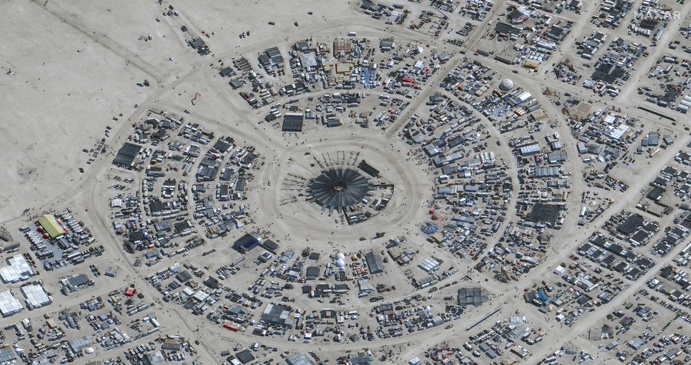 O persoană a murit la festivalul american Burning Man, alte zeci de mii sunt în continuare blocate FOTO