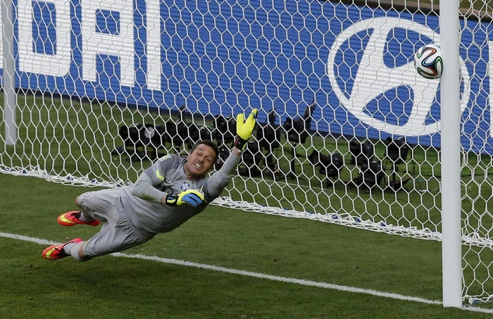 Julio Cesar şi poarta norocoasă. FOTO: Reuters