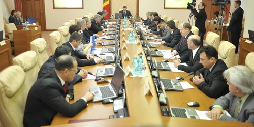 Executivul se împrumută scump pe piaţa internă