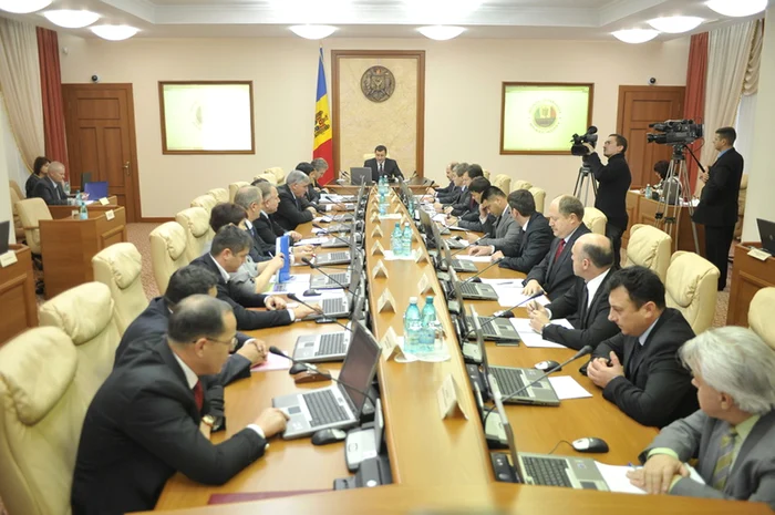 Executivul se împrumută scump pe piaţa internă