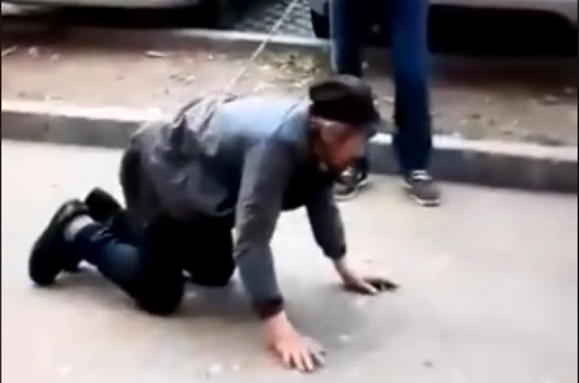 Bărbatul a fost filmat în timp ce imita un căţel