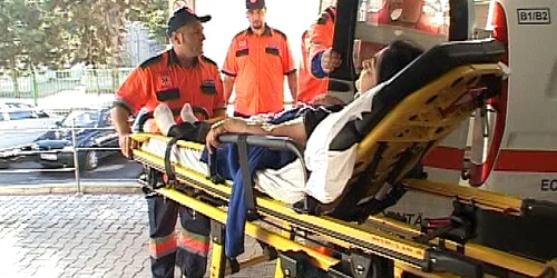 Imagine de la accidentul în care o mamă şi doi copii au fost loviţi în timp ce mergeau pe şosea spre grădiniţă. FOTO: NICOLETA BUTNARU