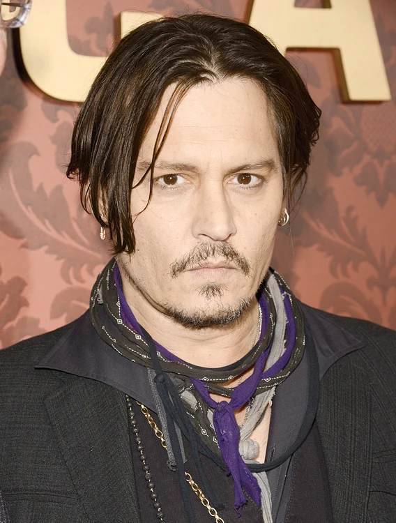 Johnny Depp. E văr de gradul 20 cu regina.  Copiii lui, Lily Rose şi Jack, sunt rude de departe cu bebeluşii regali
