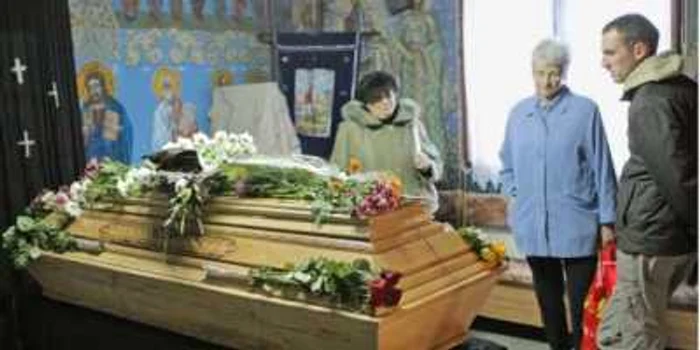 Sicriul Magdei Drăghici, una dintre victimele din accident a fost depus în capela Bisericii Sf. Petru şi Pavel, din Braşov