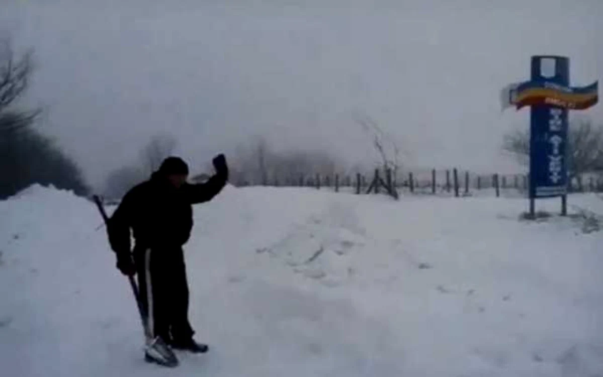 Oamenii i-au trimis „salutări” primarului de la intrarea în localitate.