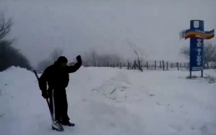 Oamenii i-au trimis „salutări” primarului de la intrarea în localitate.