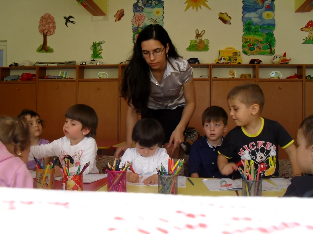 Mihaela Cristina Roşca alături de piticii ei de la grădiniţă Foto: arhiva personală