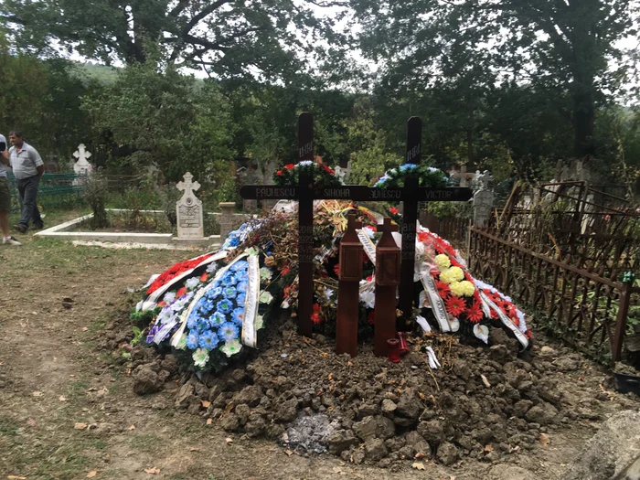 
    Cimitirul din Fârtăţeşti: lângă Simona Păunescu e înmormântat, de fapt, un italian: GiuseppeFoto: "Adevărul"  