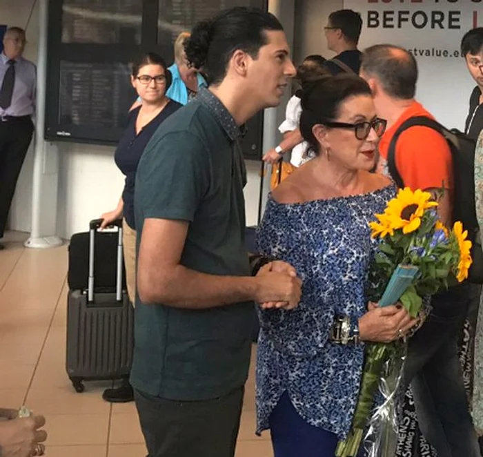 Când a venit în România, în 2017, Laura Zapata a fost aşteptată la aeroport de Radhu, artistul român care cântă cumbia