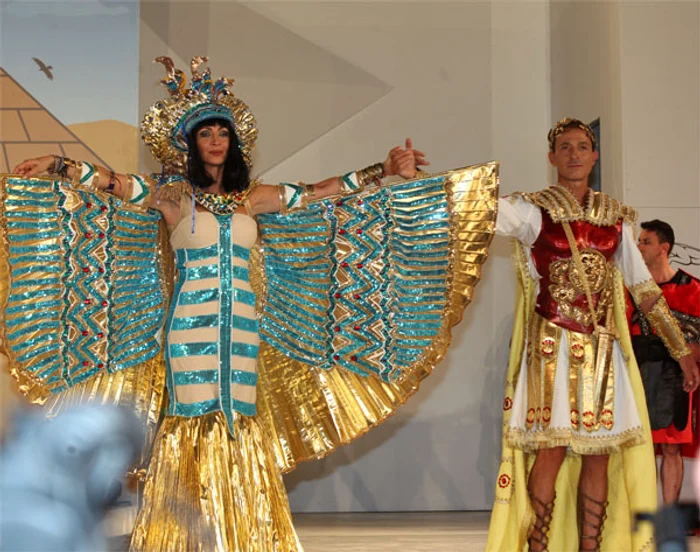 Radu Mazăre a salutat primul mulţimea prezentă la carnavalFoto Bogdan Mitu