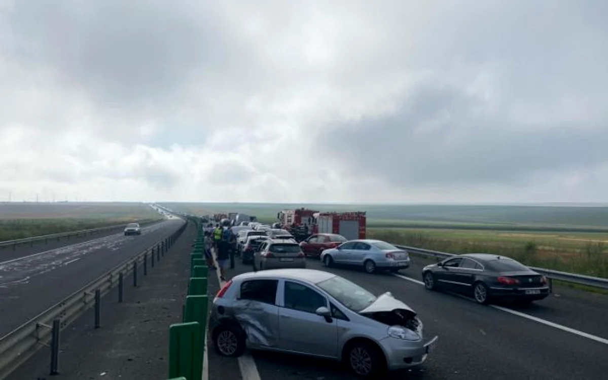 
    Un nou accident în care au fost implicate mai multe autoturisme s-a produs vineri dimineaţa  Foto: adevarul.ro  