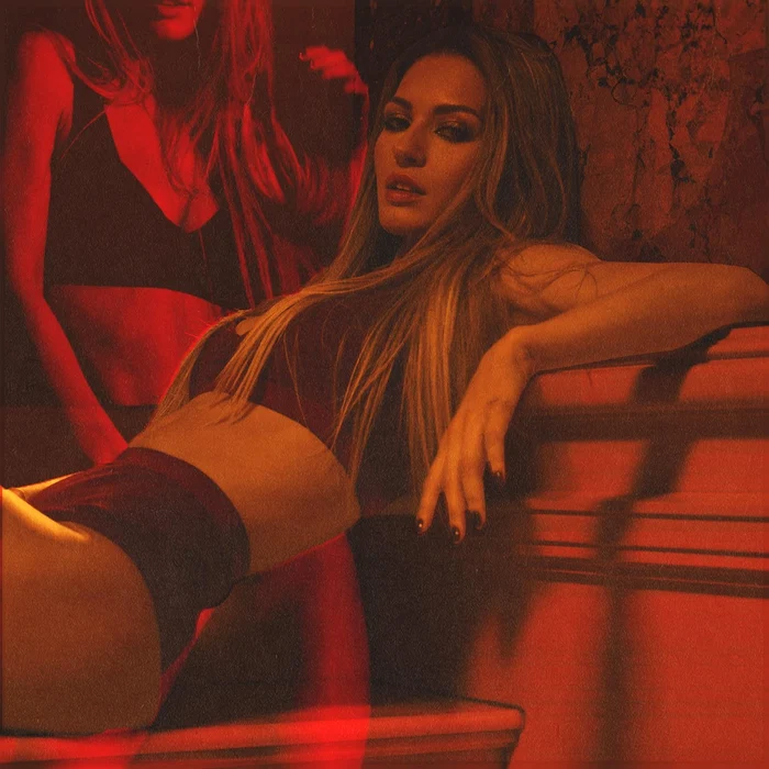 Evelyn, clip sexy pentru noua piesă «Dame tu calor»