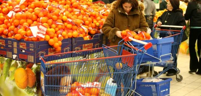 Acum, supermarket-urile sunt pline de cumpărători. FOTO: ARHIVĂ