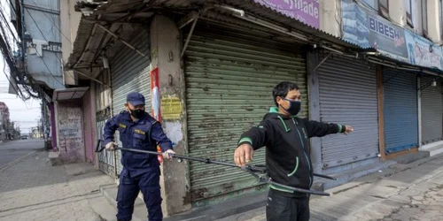 Nepalezii care încalcă carantina impusă sunt arestaţi cu un cleşte de oameni FOTO EPA-EFE / Narendra Shrestha 