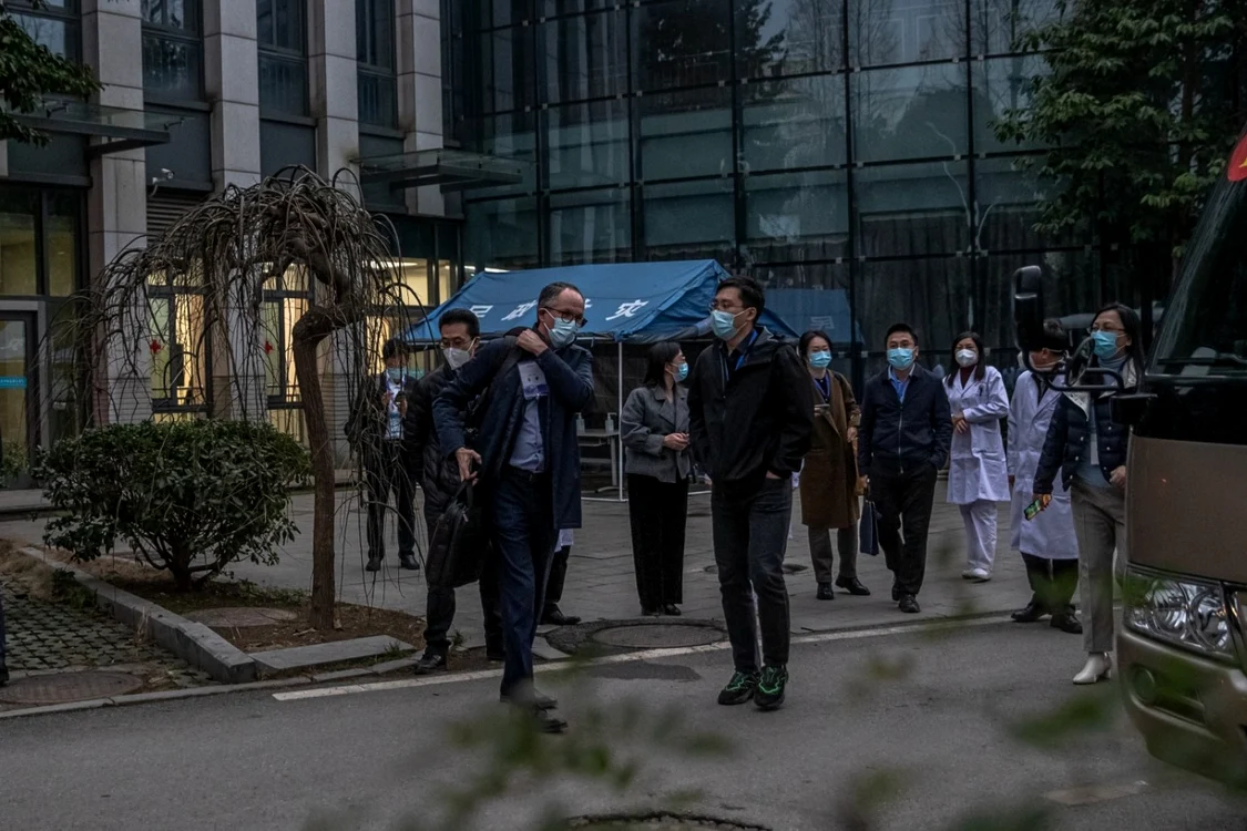 Peter Ben Embarek părăseşte cu echipa OMS un spital din Wuhan 29 ianuarie 2020 EPA-EFE/ROMAN PILIPEY