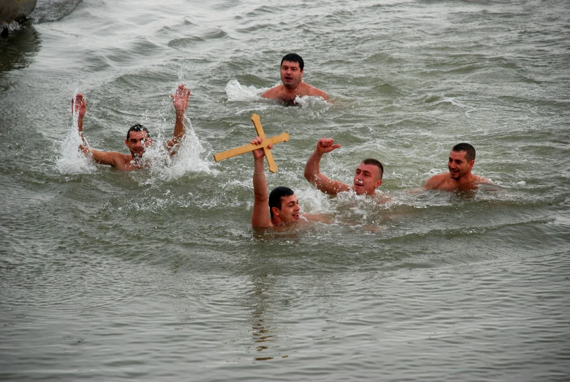 Brăileanul care a ajuns primul la cruce a participat pentru prima dată la ceremonialul de Bobotează  FOTO Florentin Coman
