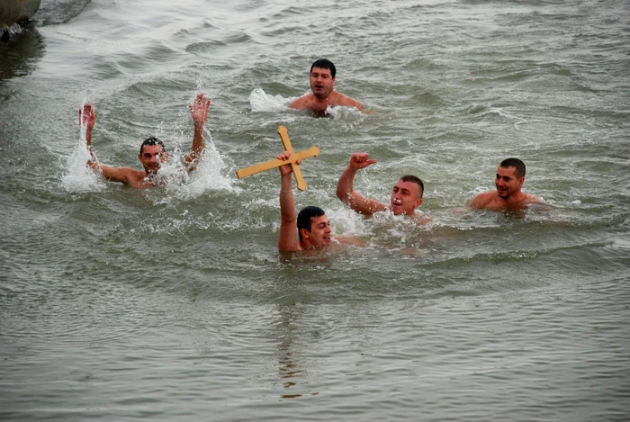 Brăileanul care a ajuns primul la cruce a participat pentru prima dată la ceremonialul de Bobotează FOTO Florentin Coman