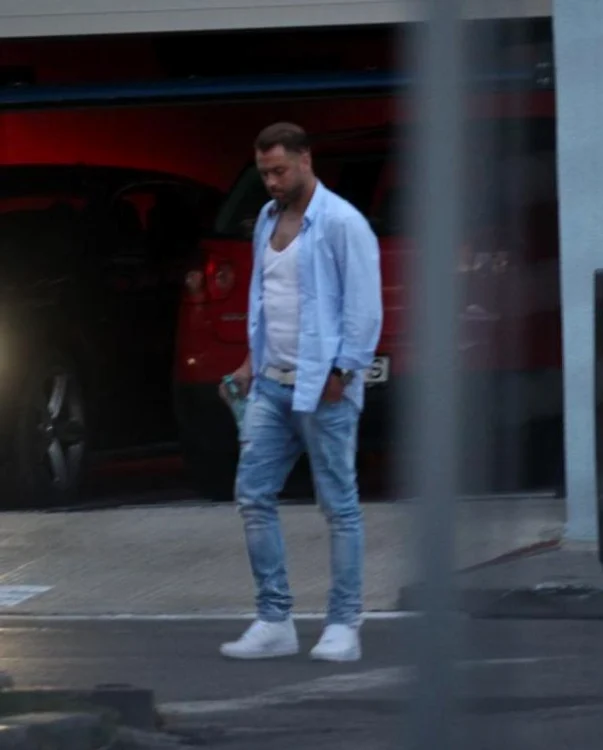 Când au ajuns în faţa blocului fetei, Pulhac a coborât din maşină