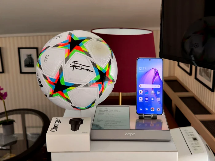 La precomandă Oppo Reno8 Pro va fi însoțit de o minge și de un încărcător wireless de mașină. 