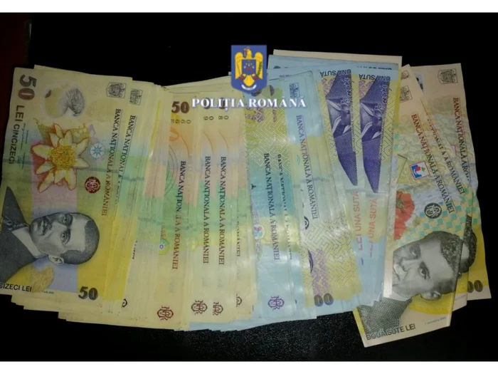 Anchetatorii au confiscat sume în lei, euro și lire sterline FOTO Poliția Neamț