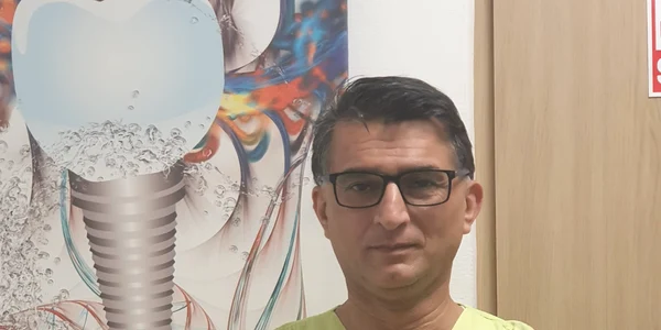 Medic stomatolog Hamid Maleki Mioveni FOTO arhiva personala jpg