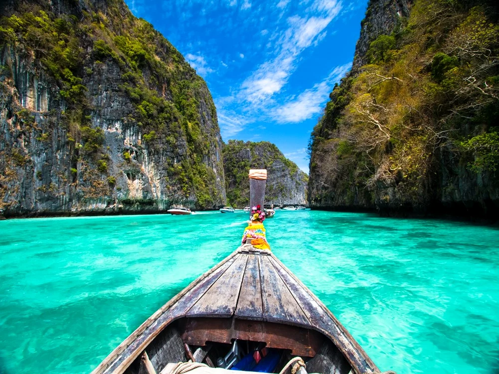 Exotismul Thailandei văzut dintr-o barcă tradițională Foto Dertour