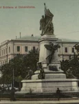 Clădirea Universității și monumentul I.C. Brătianu (© ANR, SJAN Maramureș, Colecția de ilustrate de la Schmid Frederic, sec. XIX-XX, nr. 96)