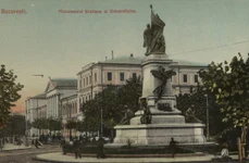 Clădirea Universității și monumentul I.C. Brătianu (© ANR, SJAN Maramureș, Colecția de ilustrate de la Schmid Frederic, sec. XIX-XX, nr. 96)