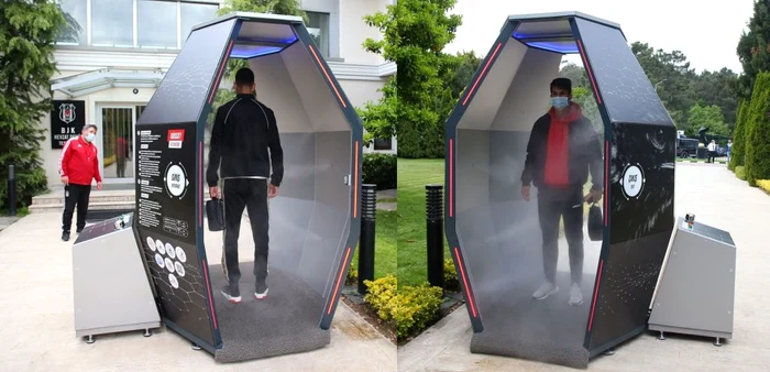 Fotbaliștii și personalul lui Beșiktak Istanbul a trecut prin cabina de dezinfecțieFoto: Twitter/BeșiktașIstanbul