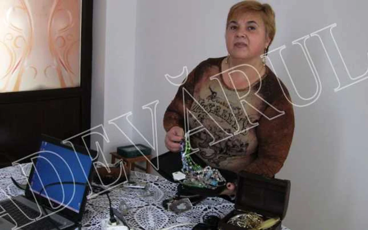 Cântăreaţa botoşăneancă Brânduşa Covalciuc Ciobanu prezintă bijuteriile şi laptopul care i-au fost furate de doi hoţi basarabeni